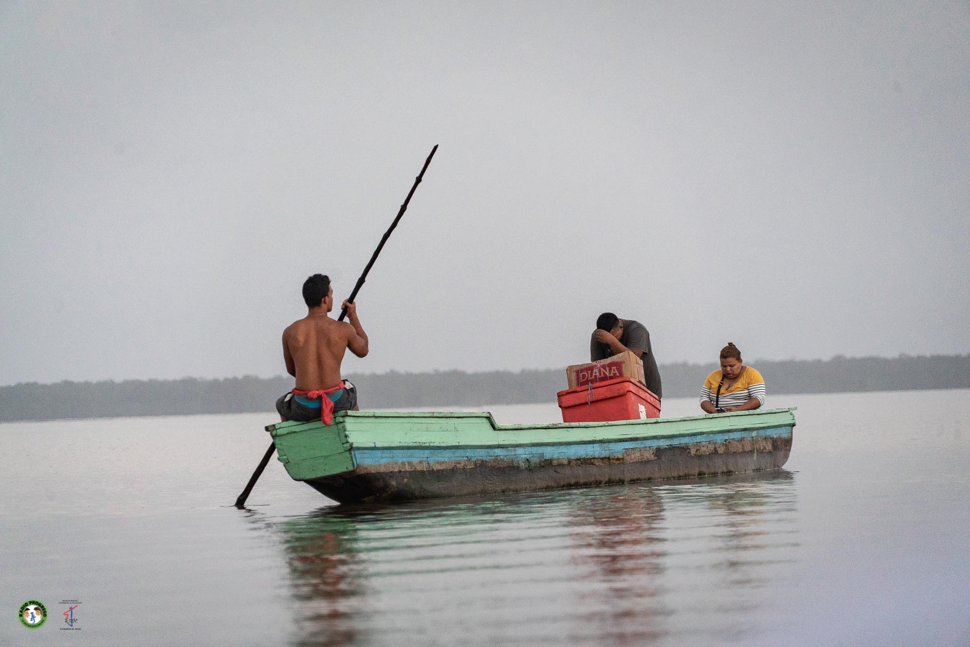 Personas en barca en la Moskitia